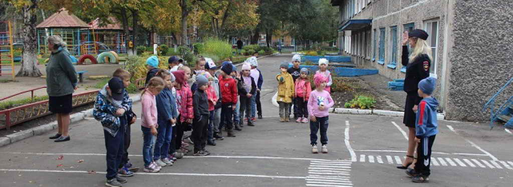 Инспекторы ГИБДД Новокузнецка провели для дошкольников уроки дорожной безопасности