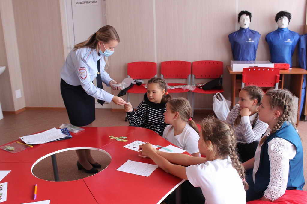 В Беловском районе инспекторы ГИБДД и педагоги провели для школьников игру по дорожной безопасности