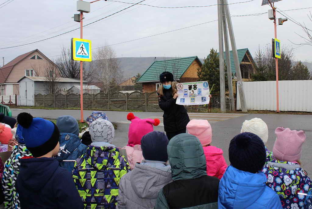 В Новокузнецком районе полицейские проводят с дошкольниками практические занятия по дорожной безопасности