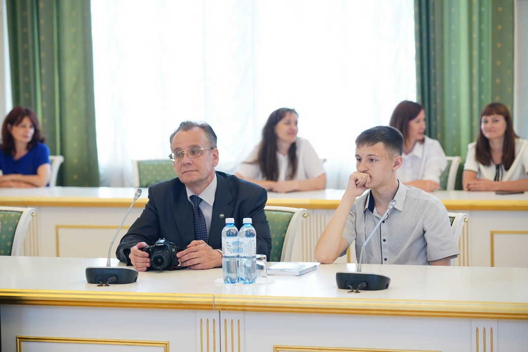 Кузбасских школьников и педагогов наградили по поручению губернатора Сергея Цивилева