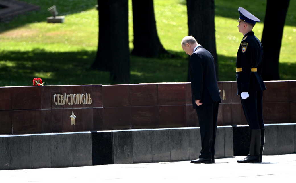 Владимир Путин: В День памяти и скорби Президент возложил венок к Могиле Неизвестного Солдата