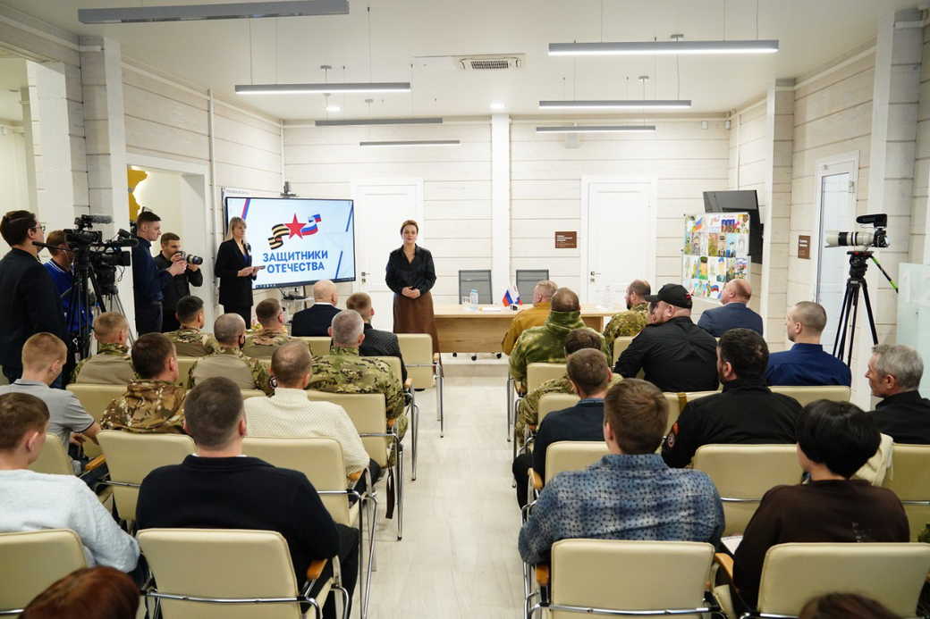 Анна Цивилева вручила удостоверения ветерана боевых действий бойцам ЧВК «Вагнер»