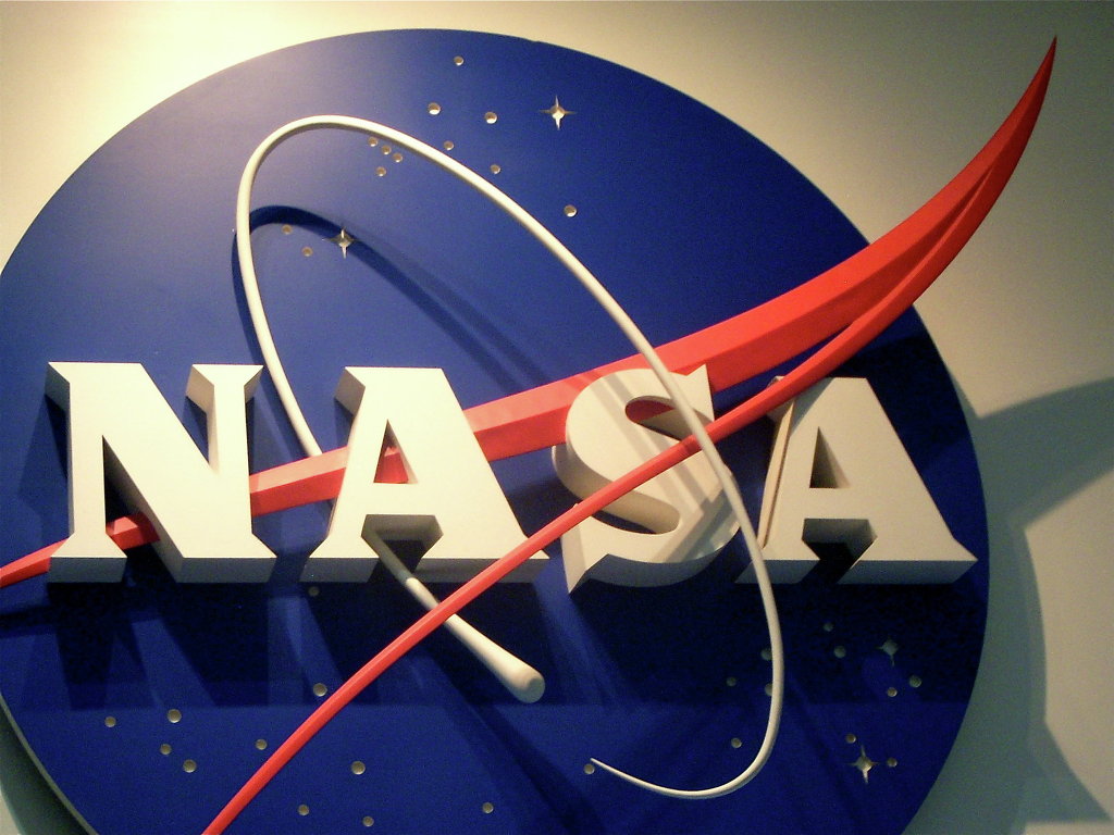 НАСА возобновит пилотируемые полеты, контракт получат Boeing и SpaceX