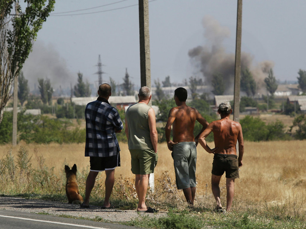 Ополченцы: школа и жилой дом загорелись после обстрела Донецка
