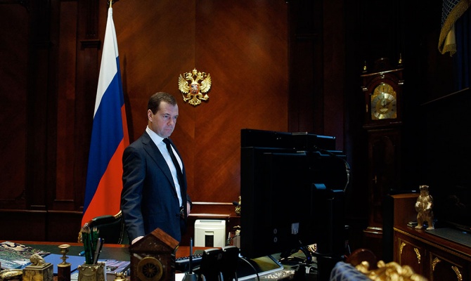 Медведев отреагировал на отмену авиасообщения между Россией и Украиной