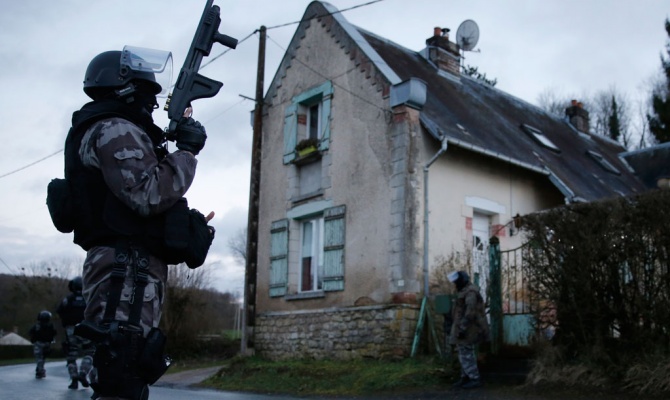 Во Франции подозреваемые террористы захватили заложников