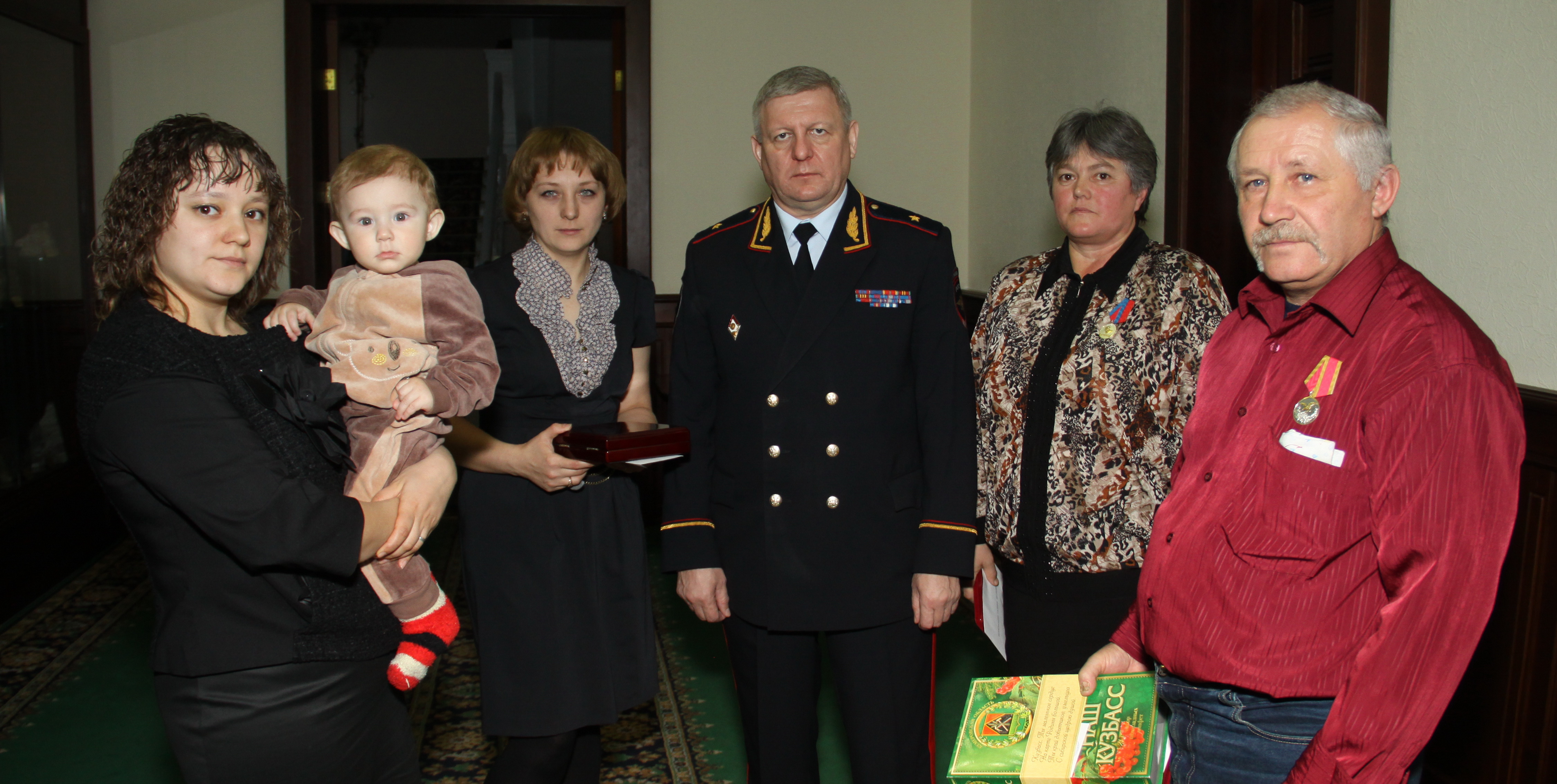 Губернатор А.Г.Тулеев вручил вдове полицейского Сергея Шаманаева, который погиб при исполнении служебных обязанностей, высокую областную награду