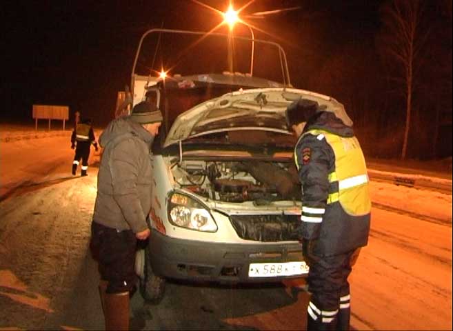 Кузбасские спасатели за сутки помогли 16 владельцам замёрзших авто