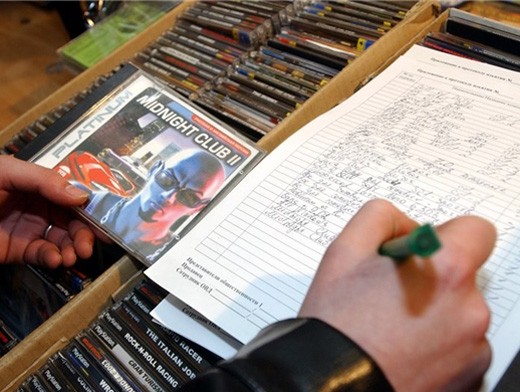 В Кемерово прикрыли крупный подпольный цех по изготовлению DVD-дисков В Кемерово прикрыли крупный подпольный цех по изготовлению DVD-дисков