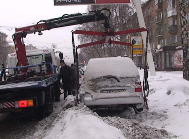 За сутки в Кемерово эвакуировали семь автомобилей, мешавших расчищать снег