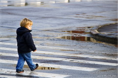 В Междуреченске маленький мальчик гулял по дороге
