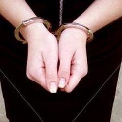 В Кузбассе задержали двух женщин за разбойное нападение и ограбление пенсионера