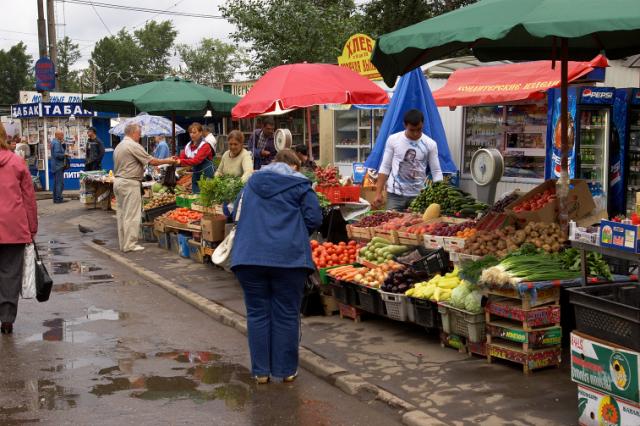 Торговцам закрывающегося в Новокузнецке рынка предлагают новые места 