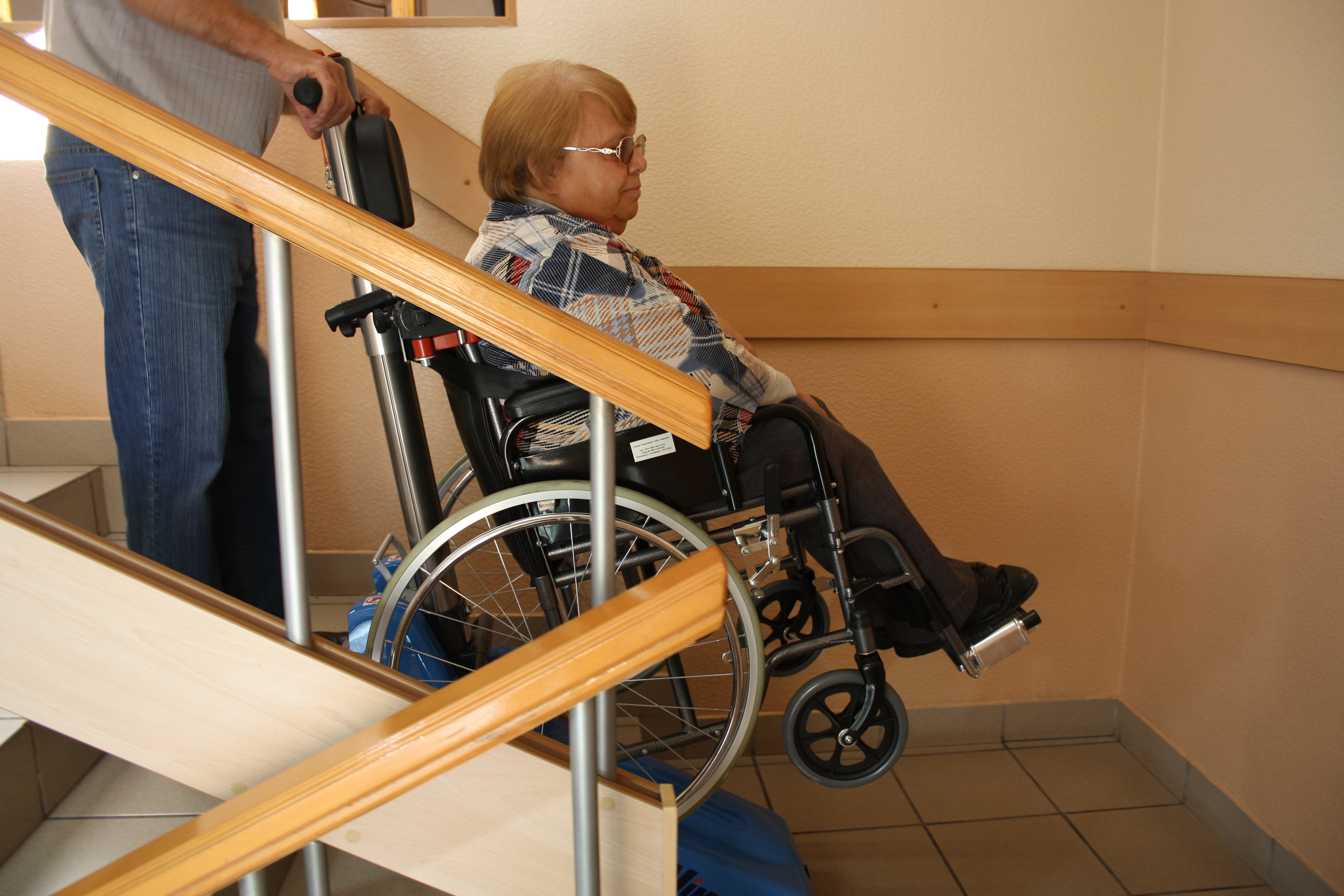 Департамент социальной защиты населения Кемеровской области приобрел гусеничный подъемник для инвалидов-колясочников