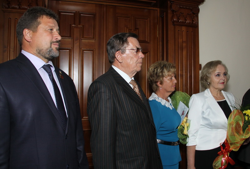Губернатор А.Г.Тулеев отметил целевыми премиями работников образования и общественных деятелей