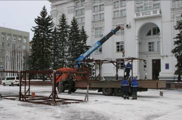 На площади Советов областного центра приступили к монтажу 25,5 метровой елки