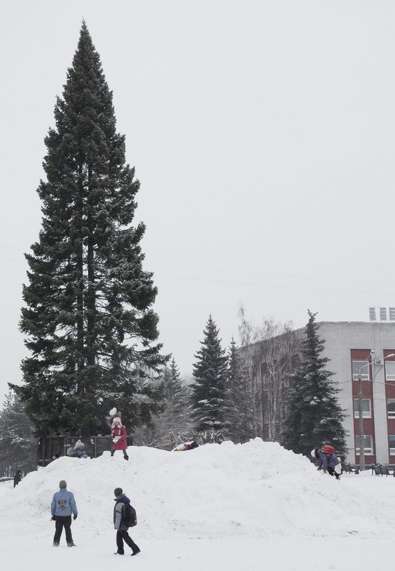 В поселке Тяжинский началась подготовка к новогодним праздникам 