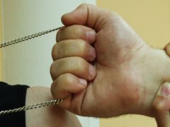 Прокопьевский подросток помог полицейским задержать уличного грабителя 
