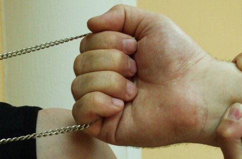 В Новокузнецке грабитель напал на пенсионерку