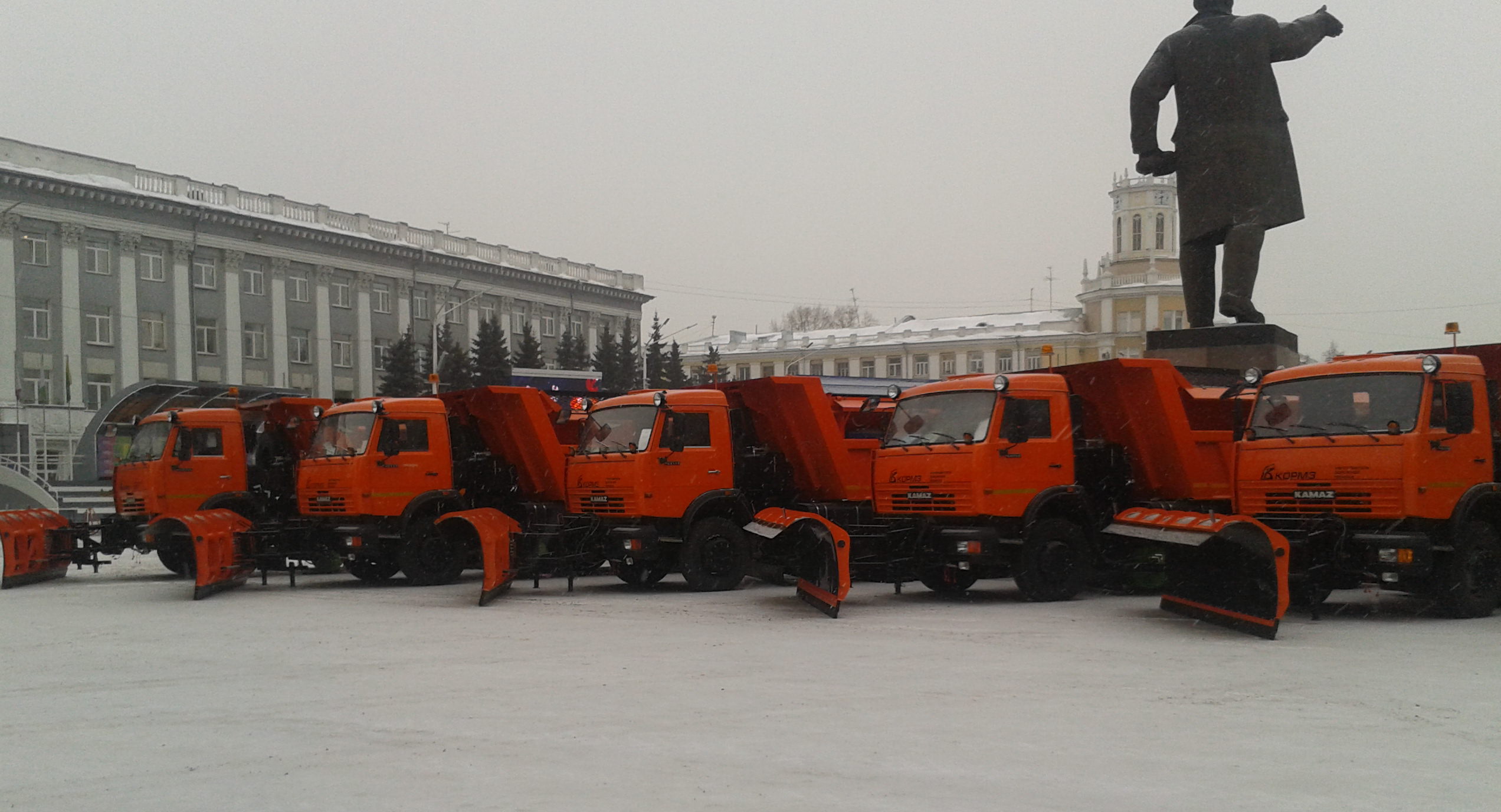 Автомобили кемеровская область. Автодор машина КДМ. Дорожная техника на Автобазе. Дорожная техника с новым годом. Новая спецтехника Кемерово.