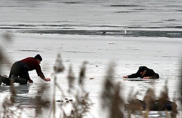 Сотрудники МЧС предупредили рыбаков и родителей об опасности выхода весной на лед