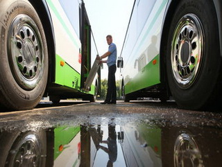 В Новокузнецке водитель сломал два новых автобуса