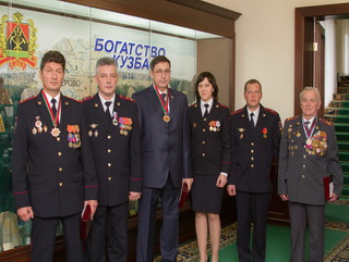 А.Г.Тулеев наградил группу кузбасских сотрудников уголовного розыска в честь 95-летия создания службы