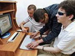 Незрячих и слабовидящих кузбассовцев научили пользоваться интернетом