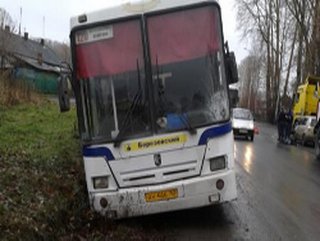 Кузбасские полицейские проводят проверку по факту съезда в кювет автобуса