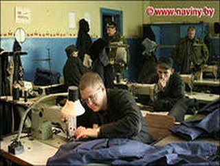 В Кузбассе осуждённые шьют модернизированные костюмы для кинологов