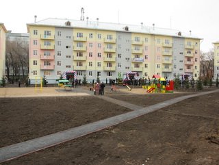 Губернатор А.Г.Тулеев поздравил с новосельем жителей трех новостроек в Белове