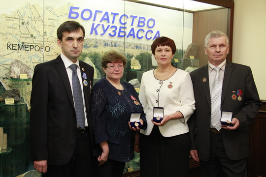 Губернатор А.Г.Тулеев наградил кузбасских финансистов