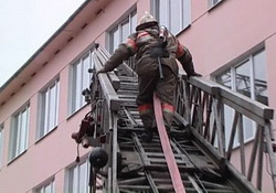 В Кемеровской области из-за угрозы пожара эвакуировали около 40 жильцов дома