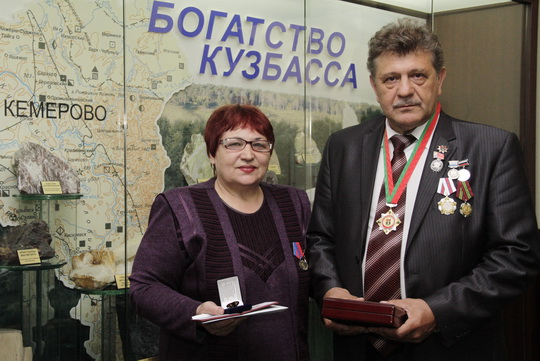 Тулеев вручил высокие областные награды работникам образования Кузбасса