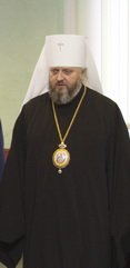 2Сегодня, 17 января, в день празднования Собора 70-ти апостолов, правящий архиерей совершил благодарственный молебен в Знаменском кафедральном соборе Кемерово. Сегодня, 17 января, в день празднования Собора 70-ти апостолов, правящий архиерей совершил благодарственный молебен в Знаменском кафедральном соборе Кемерово.  Затем в епархиальном управлении губернатор А.Г.Тулеев и председатель областного Совета народных депутатов Е.В.Косяненко (Евгений Викторович) от имени всех кузбассковцев поздравили митрополита, поблагодарили его за колоссальную работу по возрождению духовных святынь, сохранению мира и стабильности в регионе. А.Г.Тулеев напомнил, что за 16 лет в Кузбассе восстановлено и построено 484 храма и часовни, причем только в 2013 году - 10.  Митрополит Кемеровский и Прокопьевский  Аристарх (в миру Вадим Анатольевич Смирнов) родился 17 января 1959 года в Кемерово. После окончания средней школы поступил в Кузбасский политехнический институт, окончил его в 1981 году по специальности горный инженер. Обучаясь в институте, окончил также специальный факультет общественных профессий и защитил диплом переводчика-референта.  По окончании института несколько месяцев работал в библиотеке Московской духовной академии. В августе 1982 года поступил в Московскую духовную семинарию, которую окончил в 1984 году. В этом же году поступил в Московскую духовную академию, в 1988 году окончил ее и защитил диссертацию на соискание ученой степени кандидата богословия.  27 марта 1998 года пострижен в монашество с именем Аристарх (в честь апостола от семидесяти Аристарха, епископа Апамейского).  20 августа 2006 года в Москве в кафедральном соборном храме Христа Спасителя Патриарх Московский и всея Руси Алексий II совершил хиротонию архимандрита Аристарха в епископа Кемеровского и Новокузнецкого. Решением Священного Синода от 26 июля 2012 года ему присвоен титул Кемеровский и Прокопьевский, он назначен главой новообразованной Кузбасской митрополии. 1 августа 2012 года возведен в сан митрополита.