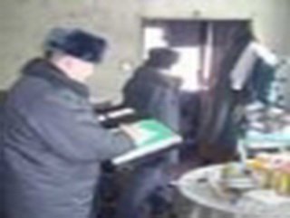 В полицию Новокузнецка поступило сообщение о грабеже. Потерпевший рассказал прибывшим на место преступления полицейским, что нападение совершил его сосед по лестничной площадке В полицию Новокузнецка поступило сообщение о грабеже. Потерпевший рассказал прибывшим на место преступления полицейским, что нападение совершил его сосед по лестничной площадке. В шесть часов утра злоумышленник постучался в квартиру пострадавшего. Когда хозяин квартиры открыл дверь, сразу же получил удар кулаком в лицо. Вместе с соседом в квартиру ворвался еще один мужчина. Злоумышленники избили пострадавшего и, похитив ноутбук, мобильный телефон и цифровой фотоаппарат, скрылись.  Полицейские задержали подозреваемого. Ранее судимый за убийство, грабежи и разбои мужчина находился дома в состоянии сильного алкогольного опьянения. Позже в полицию был доставлен второй участник преступления. Стражи порядка выяснили, что грабеж подельники совершили, чтобы раздобыть деньги на спиртное.  В настоящее время по данному факту следователем отдела полиции «Заводской» управления МВД России по г. Новокузнецку возбуждено уголовное дело по п. «в» и «г» ч. 2 ст. 161 УК РФ «Грабеж, совершенный с незаконным проникновением в жилище, с применением насилия, не опасного для жизни или здоровья». В качестве наказания санкции данной статьи предусматривают до 7 лет лишения свободы.