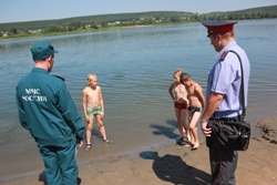 Представители совета народных депутатов вышли в патрулирования на воду вместе с МЧС