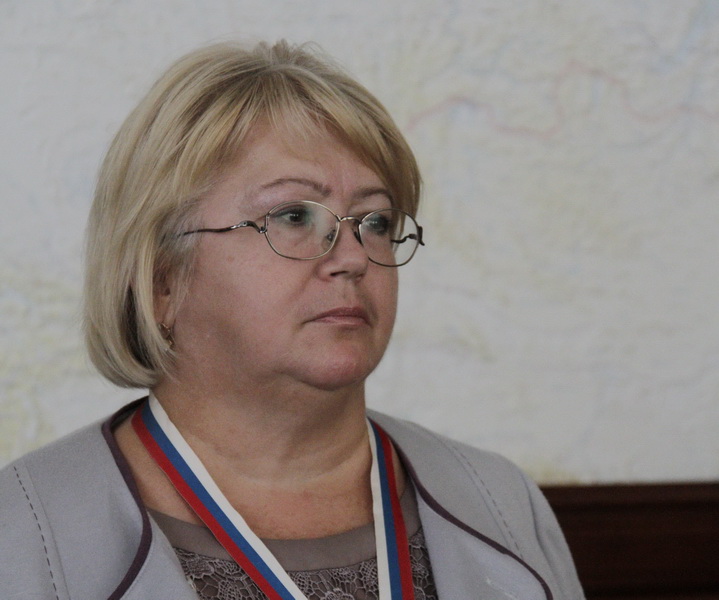 Тулеев вручил медаль главному врачу ЦРБ Чебулинского района Любови Володиной