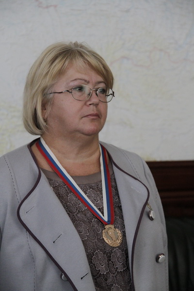 Тулеев вручил медаль главному врачу ЦРБ Чебулинского района Любови Володиной