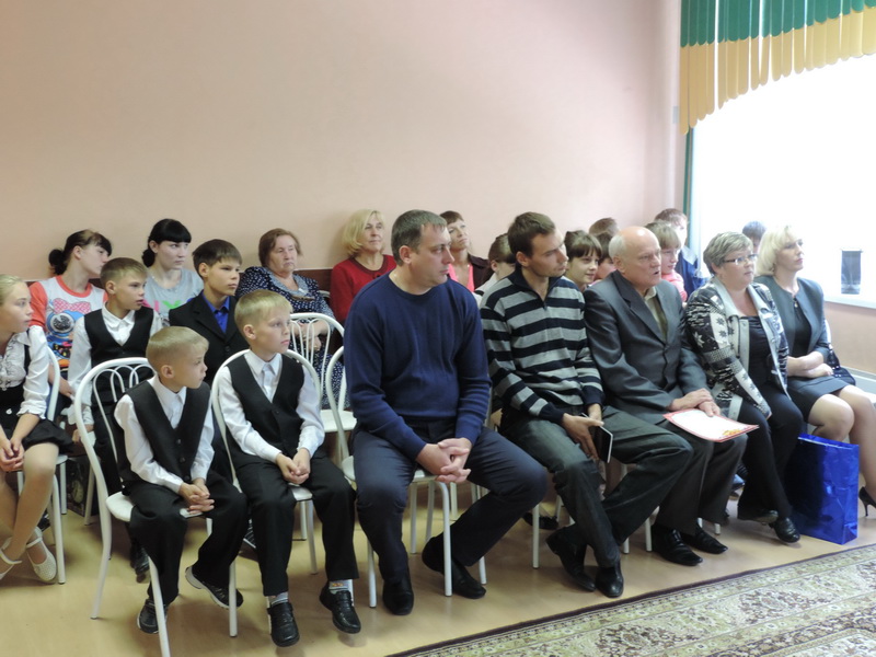 Воспитанники Гурьевского детского дома №1 получили подарки к новому учебному году от шефов