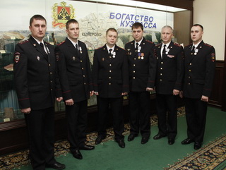 Кузбасским полицейским вручены областные награды за пресечение деятельности подпольных цехов по производству суррогатного алкоголя