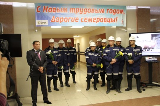 Коллектив шахты имени 7 ноября уже нарядил новогоднюю елку