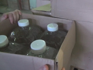 Кузбасские полицейские пресекли деятельность подпольного цеха по производству фальсифицированной водки