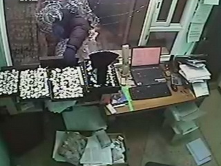 В Кемеровской области полицейские по горячим следам раскрыли ограбление ломбарда