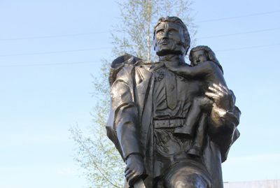 К Дню Победы в Кемерове установлены Монумент воинам-кузбассовцам и полноразмерная копия фронтового истребителя Як-3