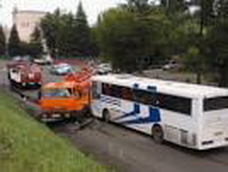 В Кузбассе бензовоз столкнулся с пассажирским автобусом