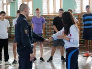 В Кемерово полицейские и общественники провели для старшеклассников одной из городских школ урок самообороны
