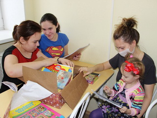 Общественники Кузбасса поздравляют с Новым годом детей, находящихся на стационарном лечении