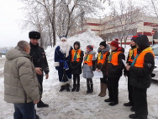 В Кемеровской области полицейский Дед Мороз поздравил с праздником пешеходов и автолюбителей