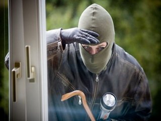 В Яшкинском районе полицейские задержали злоумышленников, совершивших нападение на магазин